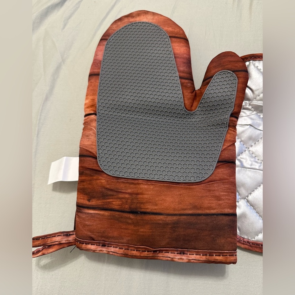 Wooden Pattern Oven Mitt and Pot Holder Set - Picture 8 of 10